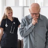 Studenta postliceala sau medicina, 2 ore supraveghere batran in pat spital